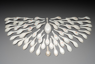 An extensive collection of 62 Chinese porcelain spoons, 19/20th C.