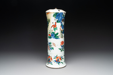 Three Chinese blue and white dishes and a wucai vase, 17/18th C.
