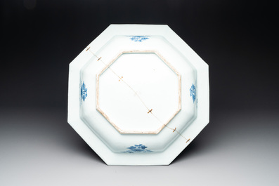 Three Chinese blue and white dishes and a wucai vase, 17/18th C.