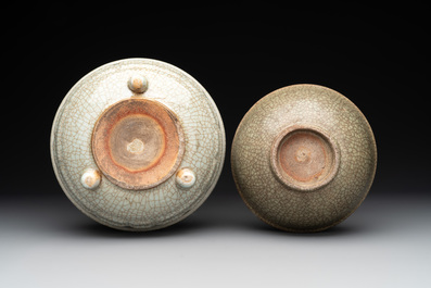 A Chinese ge-type censer, three bowls and three plates, 19th C.