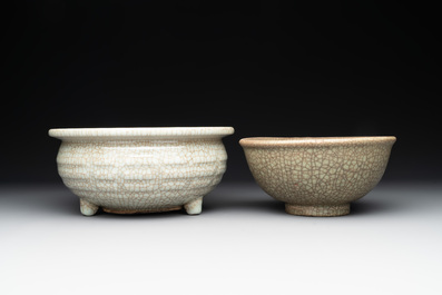 A Chinese ge-type censer, three bowls and three plates, 19th C.