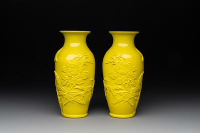 A pair of Chinese yellow Peking glass vases with peonies and a bird, 20th C.