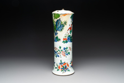 Three Chinese blue and white dishes and a wucai vase, 17/18th C.