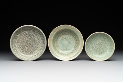 A Chinese ge-type censer, three bowls and three plates, 19th C.