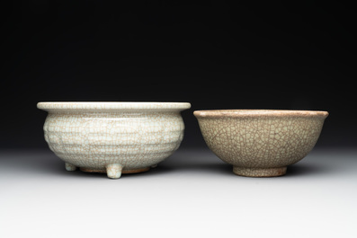 A Chinese ge-type censer, three bowls and three plates, 19th C.