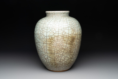 A Chinese ge-type vase, 19th C.