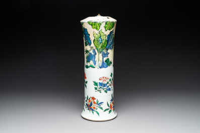 Three Chinese blue and white dishes and a wucai vase, 17/18th C.