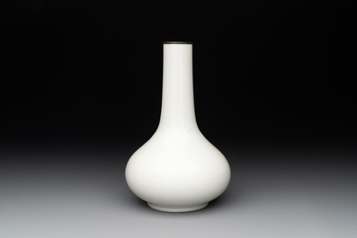 A Chinese white-glazed bottle vase, Gu Jin 古今 mark, 19th C.