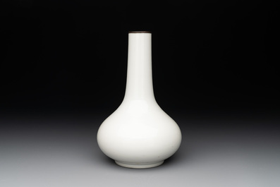 A Chinese white-glazed bottle vase, Gu Jin 古今 mark, 19th C.