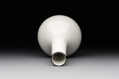 A Chinese white-glazed bottle vase, Gu Jin 古今 mark, 19th C.