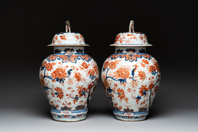 A pair of Chinese Imari-style covered vases, Kangxi/Yongzheng