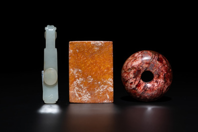 A varied group of seven Chinese jade, jadeite, agate and hardstone carvings, 19/20th C.