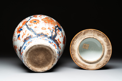 A pair of Chinese Imari-style covered vases, Kangxi/Yongzheng
