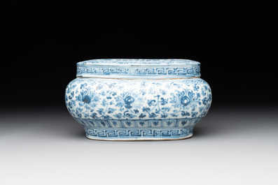 A very rare Chinese blue and white oval box with inner liner and cover, Ming, 15th C.