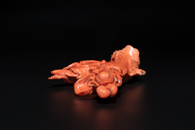 A Chinese red coral sculpture of a lady accompanied by four doves on wooden stand, 19/20th C.