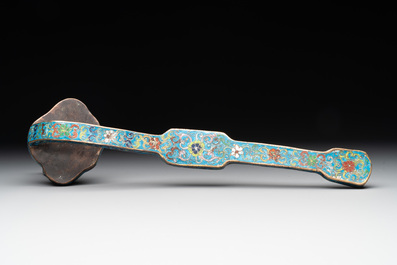 A Chinese cloisonn&eacute; 'crane and deer' dish, a ruyi and an alabaster dish, 20th C.