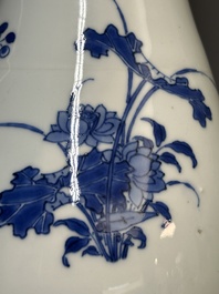 A Chinese blue and white pear-shaped vase with floral design, Transitional period