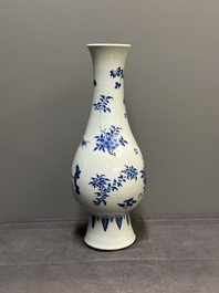 A Chinese blue and white pear-shaped vase with floral design, Transitional period