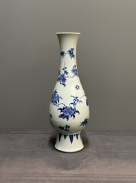A Chinese blue and white pear-shaped vase with floral design, Transitional period