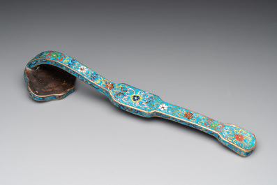 A Chinese cloisonn&eacute; 'crane and deer' dish, a ruyi and an alabaster dish, 20th C.