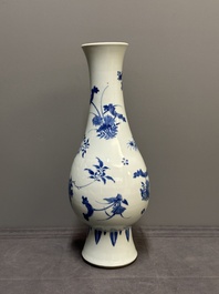 A Chinese blue and white pear-shaped vase with floral design, Transitional period