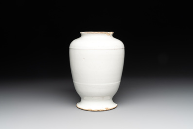 An English Delftware blue and white drug jar inscribed 'C:CORT:LIMON', 18th C.