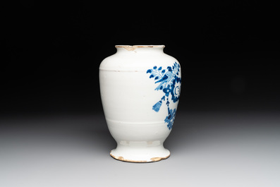 An English Delftware blue and white drug jar inscribed 'C:CORT:LIMON', 18th C.
