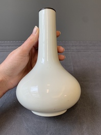 A Chinese white-glazed bottle vase, Gu Jin 古今 mark, 19th C.