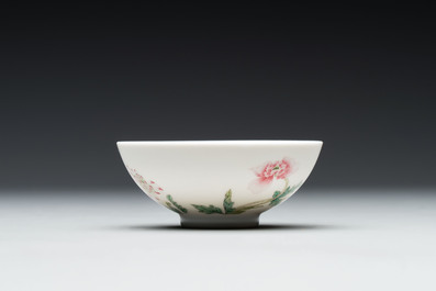 A Chinese famille rose bowl with floral design, Yongzheng mark, 20th C.