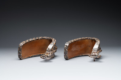 A pair of Japanese lacquered and 'raden' mother-of-pearl-inlaid 'abumi' stirrups, Edo, 18/19th C.