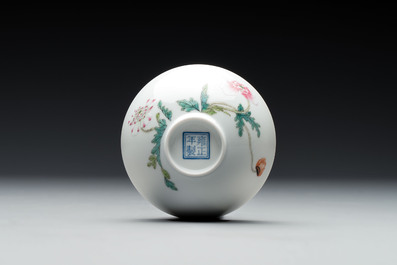 A Chinese famille rose bowl with floral design, Yongzheng mark, 20th C.
