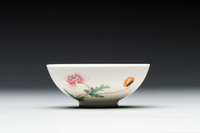 A Chinese famille rose bowl with floral design, Yongzheng mark, 20th C.