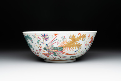 A Chinese famille rose 'phoenix' bowl, Xuantong mark, 20th C.