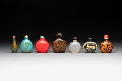 A collection of 16 Chinese Peking glass snuff bottles, 19/20th C.