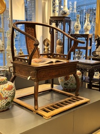 A rare and exceptional Chinese huanghuali sedan chair, Jianyu 肩輿, signed Zhang Dai 張岱, 17th C.