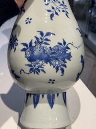 A Chinese blue and white pear-shaped vase with floral design, Transitional period
