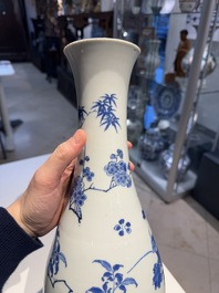 A Chinese blue and white pear-shaped vase with floral design, Transitional period