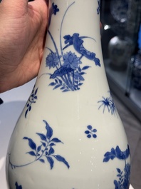 A Chinese blue and white pear-shaped vase with floral design, Transitional period