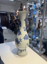 A Chinese blue and white pear-shaped vase with floral design, Transitional period