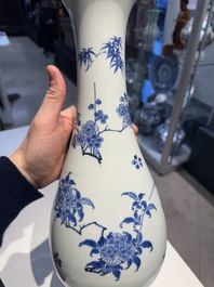 A Chinese blue and white pear-shaped vase with floral design, Transitional period
