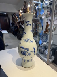 A Chinese blue and white pear-shaped vase with floral design, Transitional period