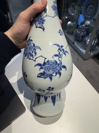 A Chinese blue and white pear-shaped vase with floral design, Transitional period