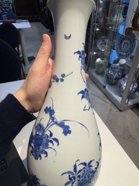 A Chinese blue and white pear-shaped vase with floral design, Transitional period