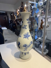A Chinese blue and white pear-shaped vase with floral design, Transitional period