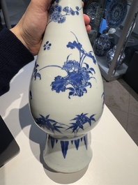 A Chinese blue and white pear-shaped vase with floral design, Transitional period