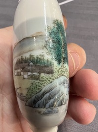 A Chinese famille verte snuff bottle, Ting Song Zhai 聽松齋 mark, 20th C.