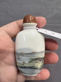 A Chinese famille verte snuff bottle, Ting Song Zhai 聽松齋 mark, 20th C.
