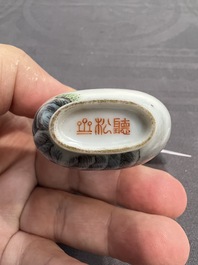 A Chinese famille verte snuff bottle, Ting Song Zhai 聽松齋 mark, 20th C.