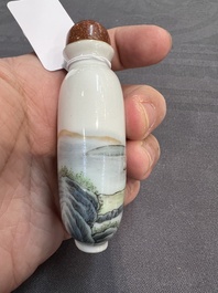 A Chinese famille verte snuff bottle, Ting Song Zhai 聽松齋 mark, 20th C.
