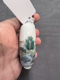 A Chinese famille verte snuff bottle, Ting Song Zhai 聽松齋 mark, 20th C.